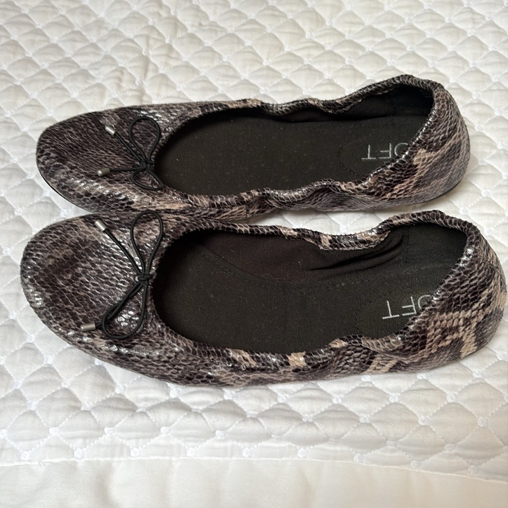 LOFT Snakeskin Patterned Flynn ballet flats size 8.5